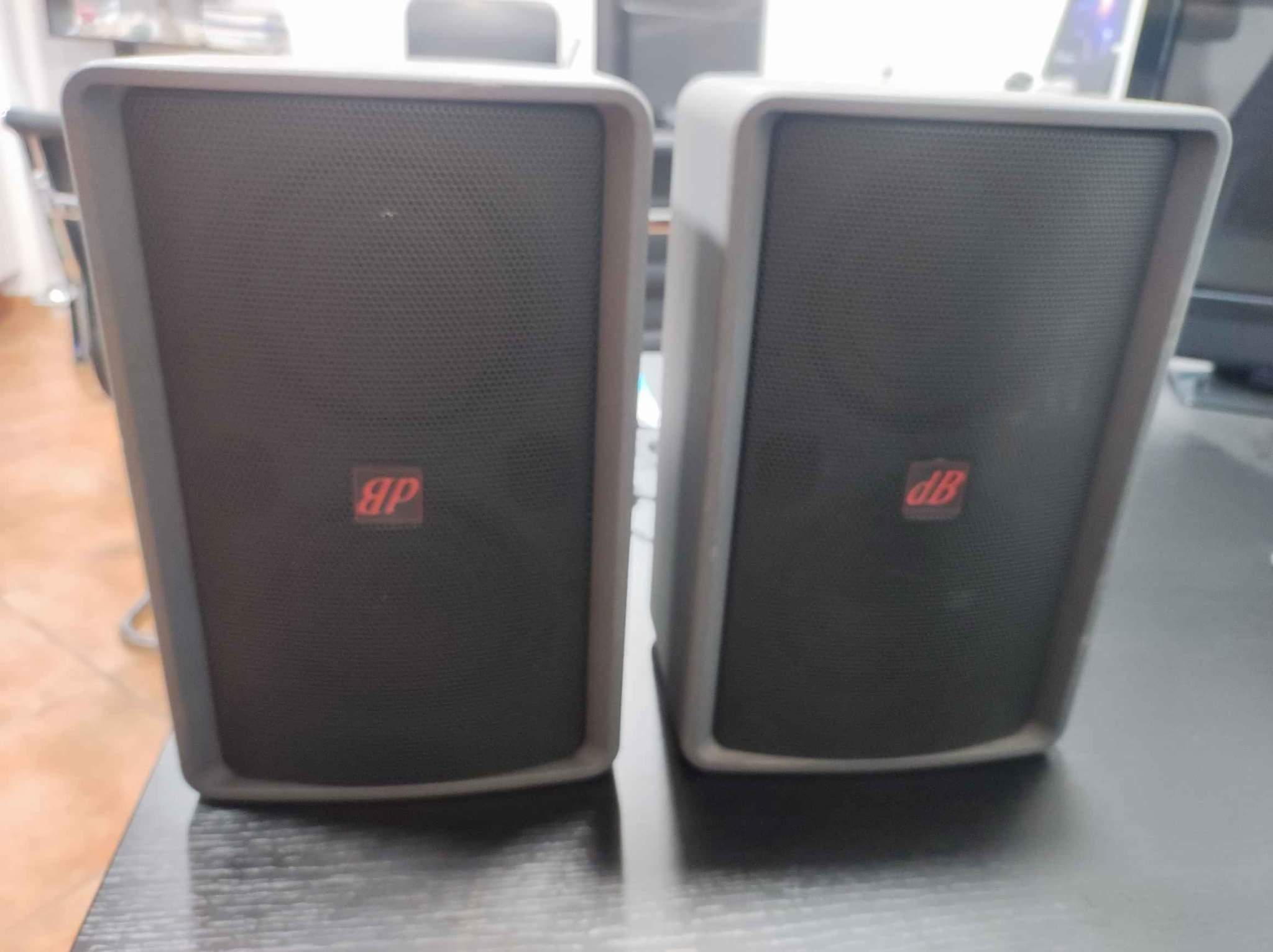 Coppia casse audio attive DB technologies
 Modello mb120 
 Nota bene una cassa p…