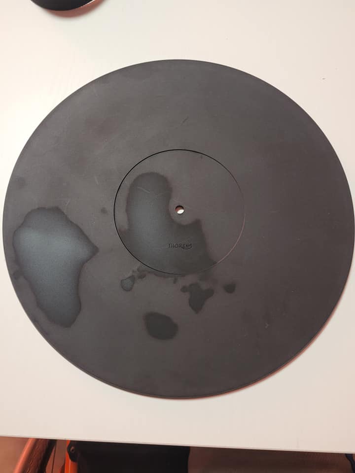 Tappetino in ottime condizioni, marca Thorens alta 1cm,non è macchiato,ma residu…