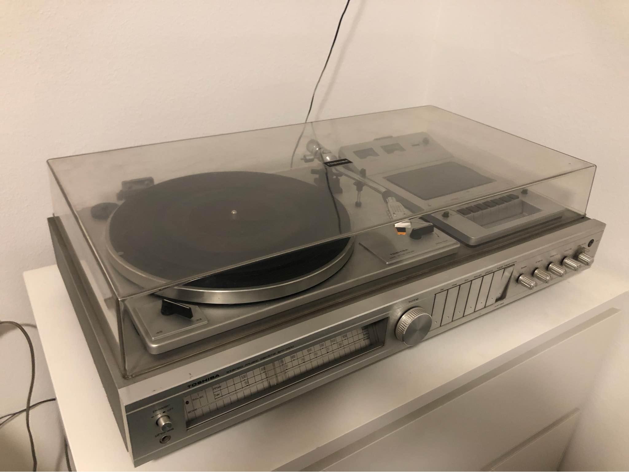 Stereo con giradischi, piastra cassette e radio.
 Funziona perfettamente (ho un …