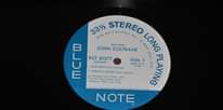 Potrebbe essere un'immagine raffigurante giradischi e il seguente testo "BLUE 331/3 NOTE RECORDS STEREO INC BLUE TRAIN JOHN COLTRANE WEST LONG 63rd Side 1 (SILBT P1978 NYC PLAYING Sntal weECo. lapиe NOTE BST 81577 GXK 8055 BLUE TRAIN (John Coltrane) MOMENT'S NOTICE (John Coltrane) t Morgan, Chambers, Jones."