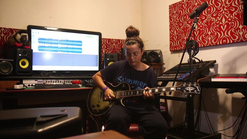 Carola Zichittella (15 yo) in “Comfortably Numb” by Pink Floyd.
 Trova la Band g…