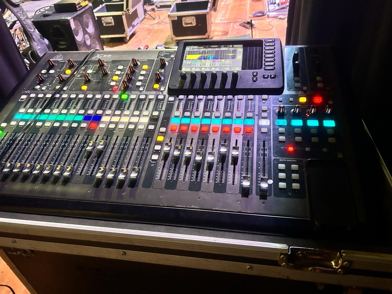 Mixer BEHRINGER X 32 usato pochissimo e quasi sempre in studio (ne ho altri 2 x …