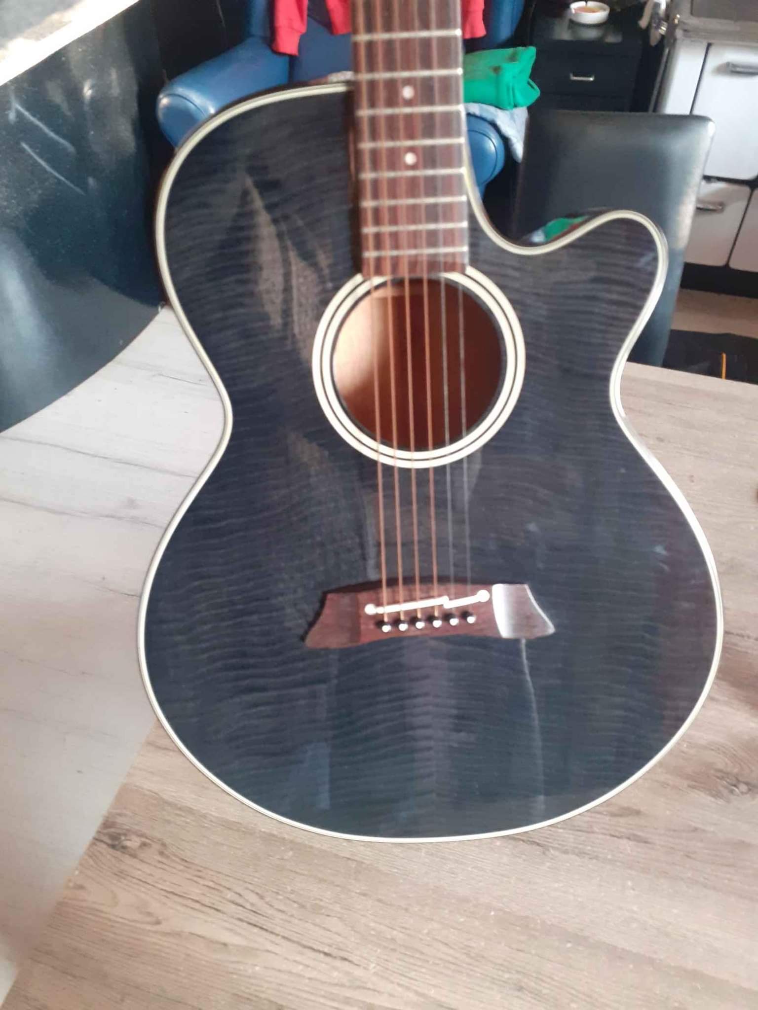 Chitarra acustica preamplificata takamine compreso di custodia in condizioni ott…