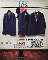 Potrebbe essere un'immagine raffigurante vestito elegante e il seguente testo "cOS Donna Appuntament 。-M Cuor dim Morire- DİSTILT LATO BEATI OUT 3491320086 APERI & MUSICA LIVE T 20.30 GIOVEDI' VIA MONTE BELLO, ANCONA 210324"