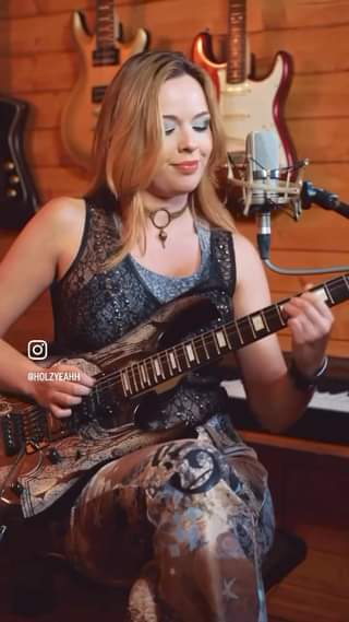 Holly Harvey in “Hotel California” by Eagles
  Trova la Band giusta per il
 Tuo …