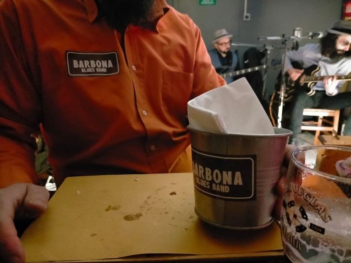 Continua il ‘pochi ma boni tour’ della Barbonabluesband al Eclipse live cocktail…