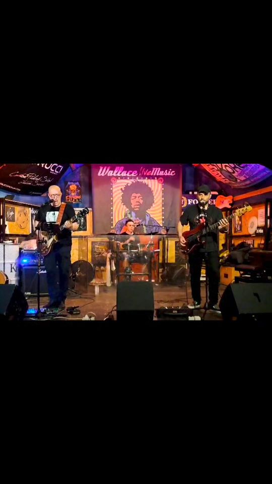 Heroes performed live at Wallace GastroPub Prato