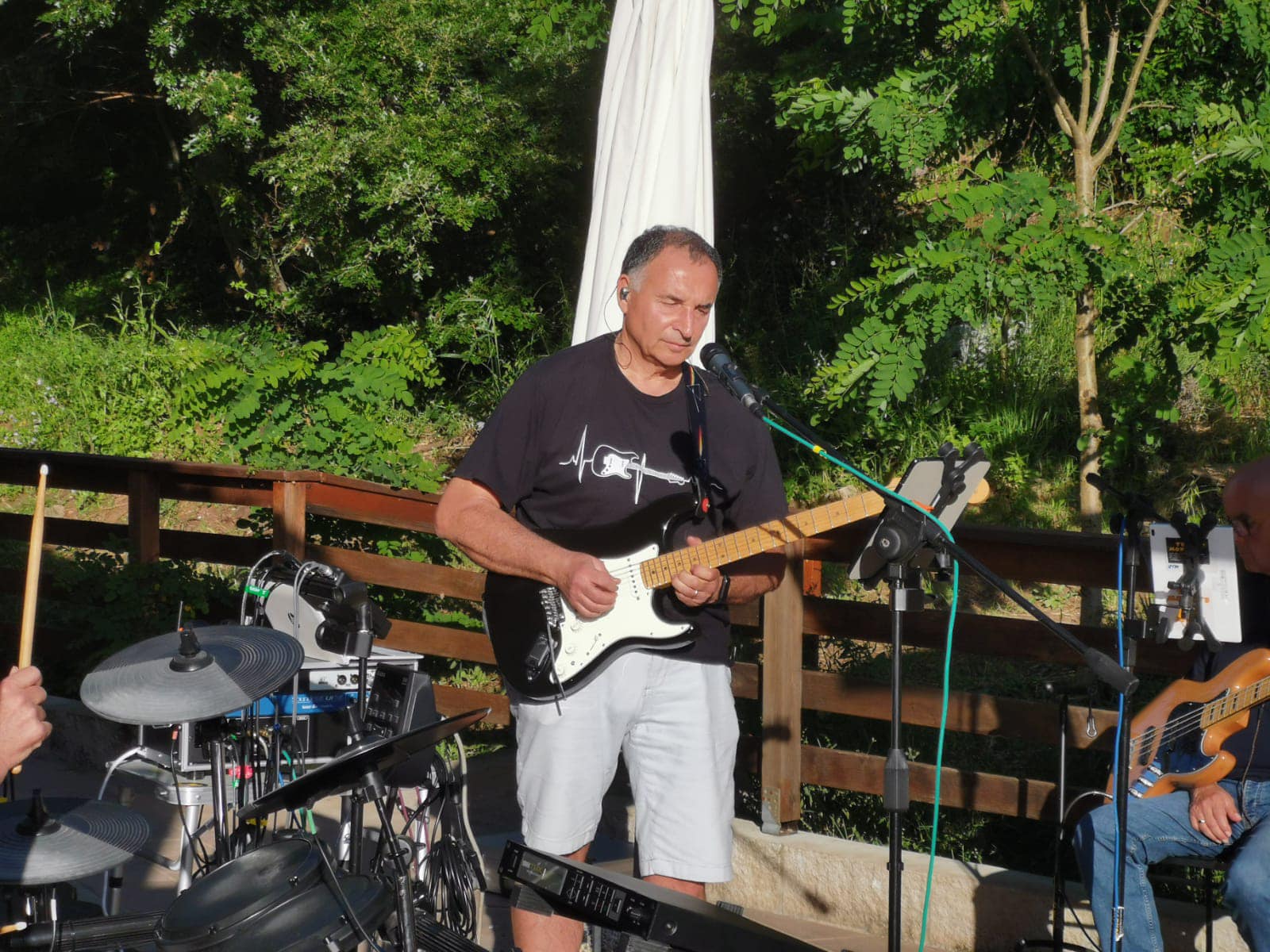 Ciao a tutti! Vorrei presentarmi e condividere una foto con la mia band The Mone…