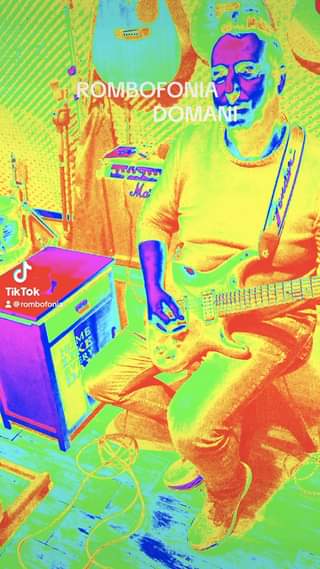 ROMBOFONIA è un gruppo New Rock che esegue musica originale. Voce:A.Romboni, Chi…