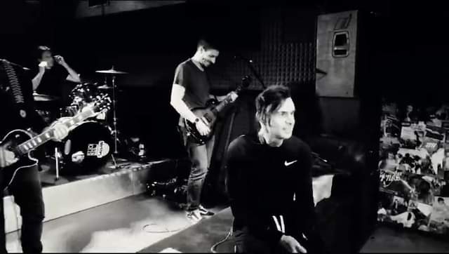 DOMANI 
 Irriverente PUB  San Fermo della battaglia (CO) NOI VI ABBIAMO AVVISATO…